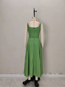Elegante abito midi verde in stile francese con scollo quadrato e laccio in vita