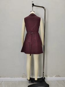 Ärmelloses Kleid mit rot-schwarzem Karomuster und Taillengürtel aus der Rückansicht