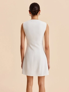 Vue arrière d'une mini robe blanche sans manches en ligne A avec col rond et fermeture éclair
