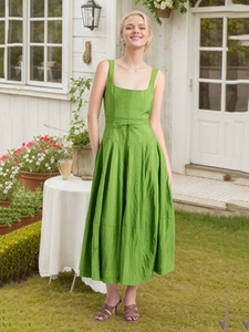 Elegante abito midi verde senza maniche stile francese con scollo quadrato e laccetto in vita