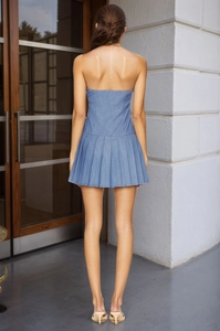 Vue arrière d'une mini robe plissée en denim bleu clair avec un design bustier