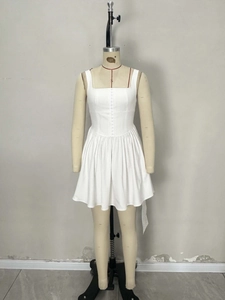 Robe courte blanche sans manches à col carré de style français avec boutons sur mannequin