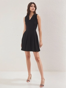 Elegantes schwarzes ärmelloses Plissee-Kleid mit V-Ausschnitt und Spitzenbesatz