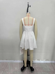 Mini robe blanche à dos smocké avec bretelles spaghetti et jupe trapèze plissée