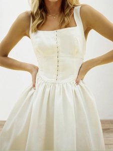 Robe mini crème de style français avec col carré, boutons et jupe plissée évasée