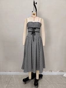 Robe midi trapèze à carreaux vichy noir et blanc avec nœuds et décolleté plissé