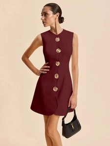 Détail de la robe sans manches bordeaux avec boutons dorés et bord festonné