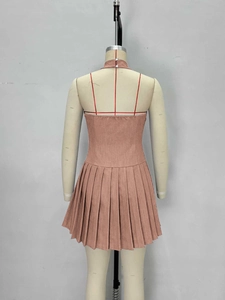 Vue détaillée des plis arrière et du licou sur une mini-robe dos nu rose poudré