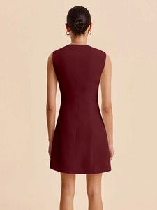 Vue de dos d'une robe courte bordeaux sans manches avec une taille ajustée en coupe A