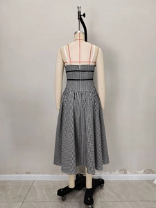 Robe midi à carreaux style français avec fines bretelles et jupe évasée plissée en A