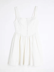 Mini robe blanche sans manches avec encolure carrée et détails de boutons métalliques