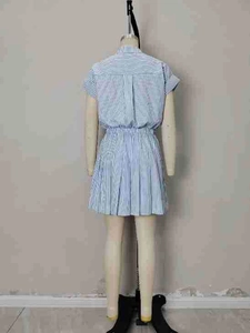 Abito a camicia a righe blu e bianche con gonna a pieghe e vita elasticizzata