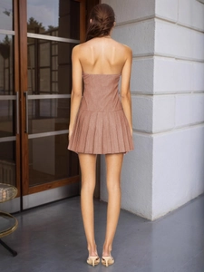 Vue arrière d'une robe courte sans manches marron avec jupe plissée élégante