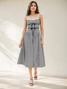 Robe midi vichy vintage française avec détails de nœuds et fines bretelles d'été