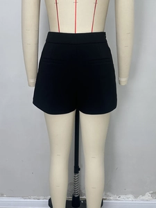 Short taille haute noir pour femme avec poches décoratives et détails de boutons