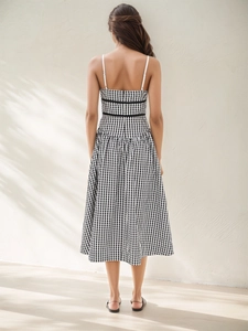 Robe midi à carreaux style français avec fines bretelles et silhouette trapèze