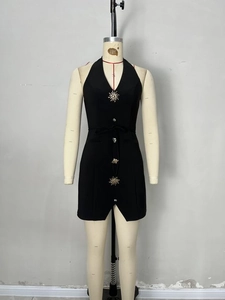 Elegantes schwarzes Neckholder-Minikleid mit V-Ausschnitt, Sonnenblumenknöpfen und Bindegürtel