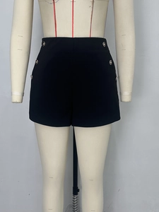 Short taille haute noir pour femme avec boutons argentés décoratifs et coupe droite