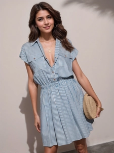 Dettaglio dell'abito a camicia a righe blu con vita elastica e scollo a V con risvolto