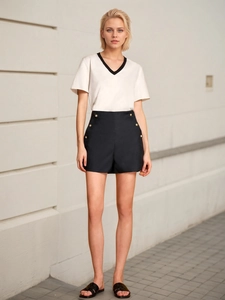 Ensemble haut blanc à col en V et short noir taille haute avec boutons dorés