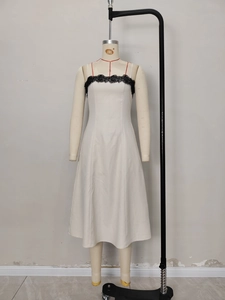 Elegante abito bianco a spalline con pizzo nero e silhouette a trapezio estiva