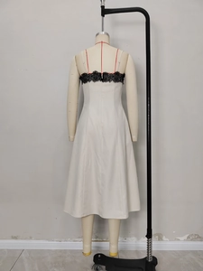 Elegante abito bianco linea A con pizzo nero a contrasto e spalline sottili