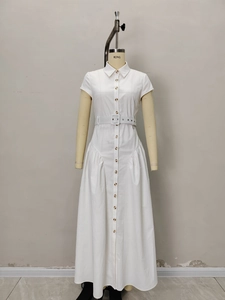 Robe longue blanche chic à revers avec boutons marron foncé et ceinture assortie