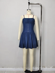Mini abito smanicato in stile denim blu scuro con corpino arricciato e bottoni