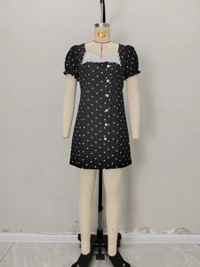 Mini robe vintage à pois avec col en V, dentelle et manches bouffantes style français