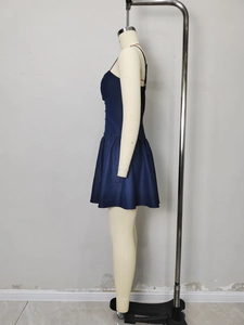 Abito corto senza maniche in denim blu scuro con taglio a A su manichino