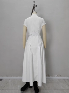 Robe longue plissée blanche à manches courtes avec ceinture vue de l'arrière