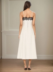 Elegante abito con spalle scoperte e raffinato dettaglio in pizzo nero sulla schiena