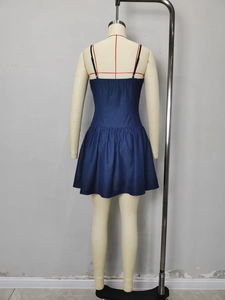 Vista posteriore di un mini abito in denim plissettato senza maniche blu navy su manichino