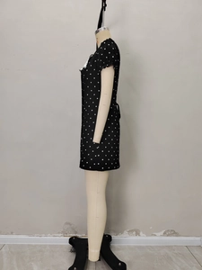 Robe courte vintage française à pois noirs et blancs avec col en V et manches courtes