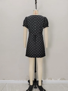 Mini robe vintage française à pois, col en V, manches à volants et lien noué à la taille