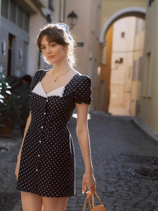 Robe courte rétro française à pois noirs avec grand col en dentelle et manches bouffantes