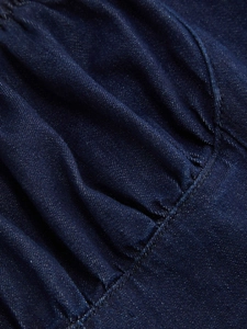 Abito corto in denim blu scuro con scollo a barca arricciato e dettagli di cuciture a contrasto