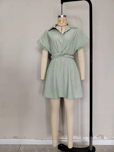 Kurzärmeliges grün-weiß gestreiftes Kleid mit Reverskragen und Taillen-Knotendetail