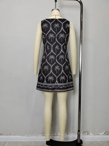 Elegantes ärmelloses schwarzes A-Linien-Kleid mit weißen Palmenprints und Mini-Saumlinie