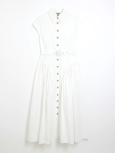 Détail d'une robe chemise blanche à manches courtes avec boutons contrastés et ceinture