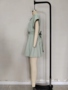 Kurzärmliges grünes gestreiftes Minikleid mit Reverskragen und Taillenbindung