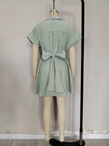 Damen Mini-Kleid gestreift in Grün mit Reverskragen und Taillenschleife, Rückansicht
