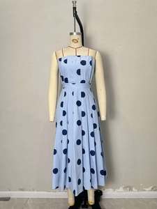 Robe midi sans manches bleu clair à pois avec détails plissés et coupe ajustée