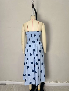 Robe maxi sans manches bleu clair à pois avec bustier froncé pour les vacances d'été