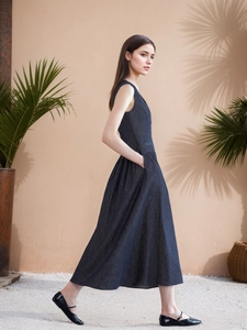 Elegant navy blue sleeveless midi dress with V-neck, waist pleats and functional pockets