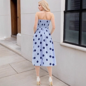 Détail de la robe longue bustier bleue à pois avec une coupe élégante à taille haute