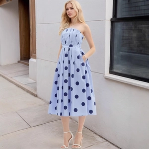 Détail de l'imprimé à pois élégant et du décolleté plissé sur la robe bustier bleue chic