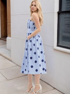 Élégante robe midi sans manches bleu clair à pois avec bustier froncé et poches