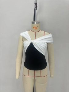 Haut chic noir et blanc à épaules dénudées avec ruban noué sur un mannequin de couture