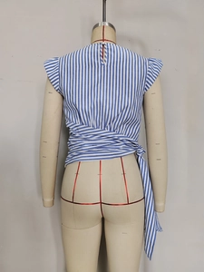 Elegante top senza maniche a righe bianche e blu con vita a portafoglio e laccio